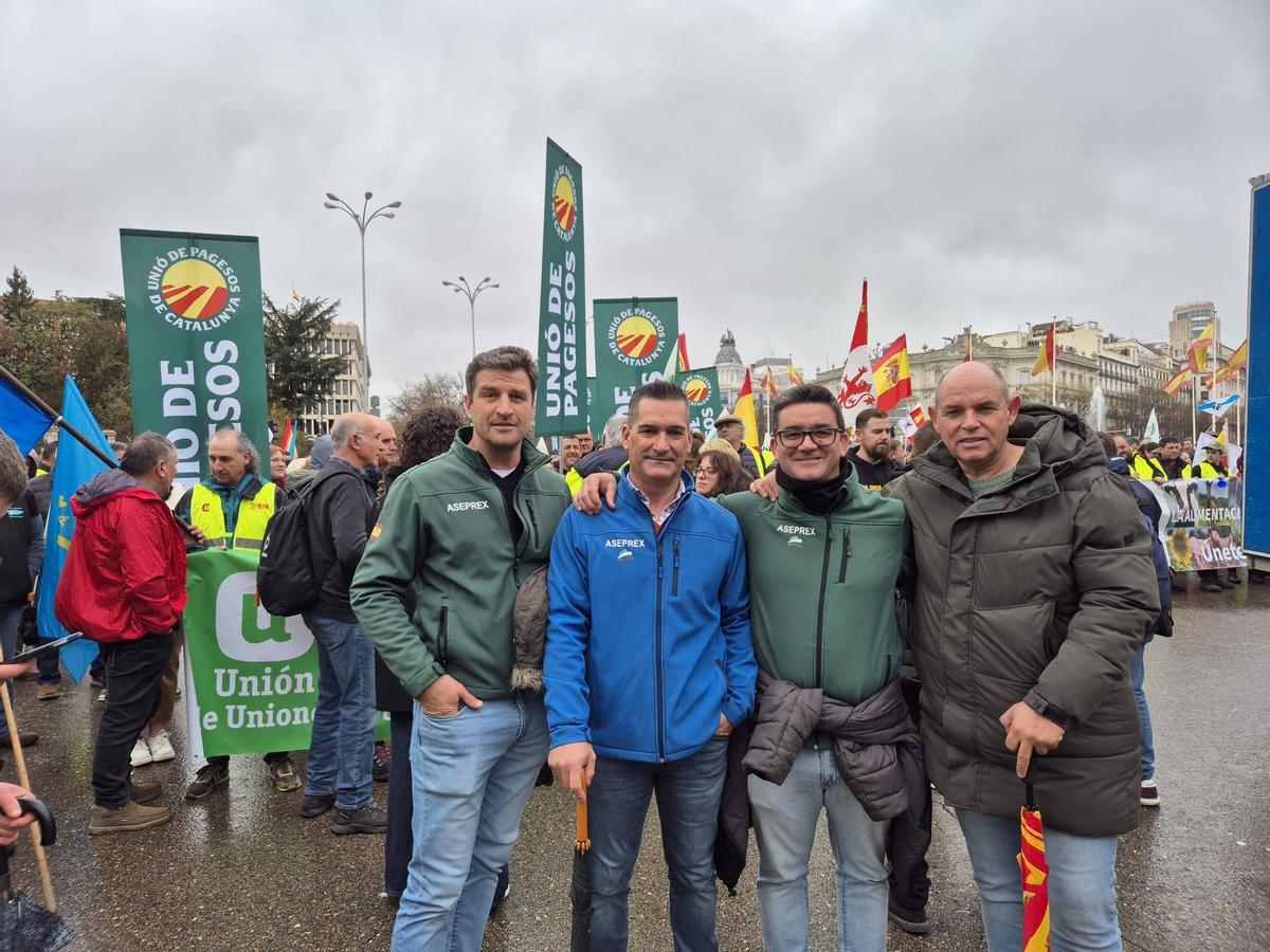 Juan Francisco Rodríguez Chamorro, a la izquierda, junto a otros compañeros del sector en una protesta en Madrid este invierno.