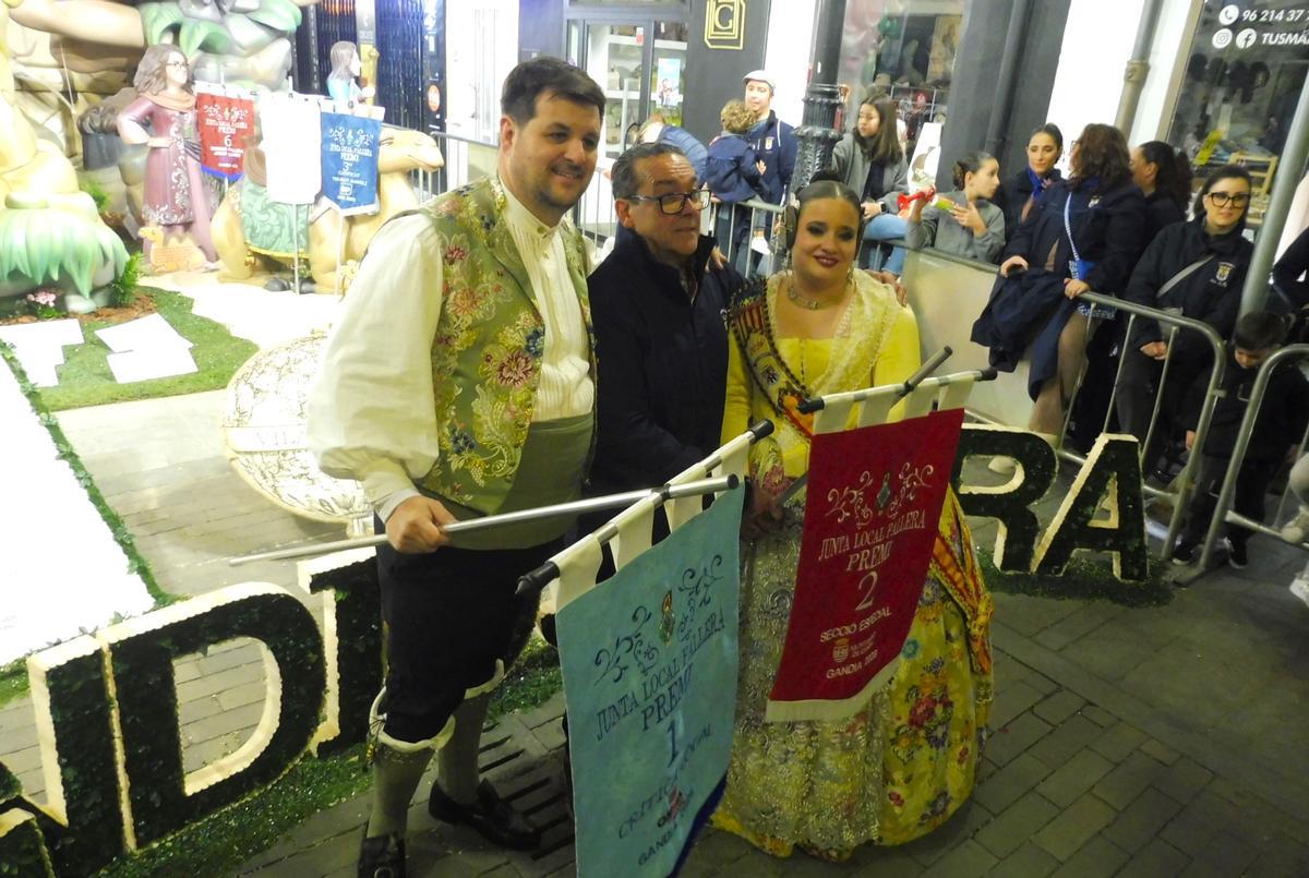 El artista con el presidente de la comisión y la reina de la falla.