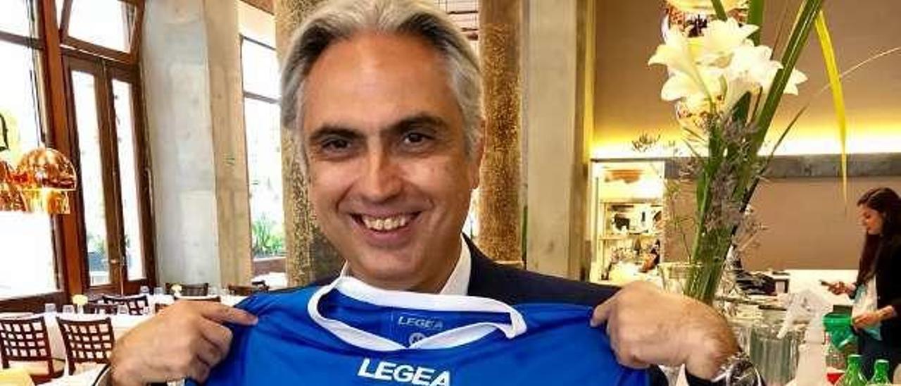 Patricio Lugones con la camiseta del club.