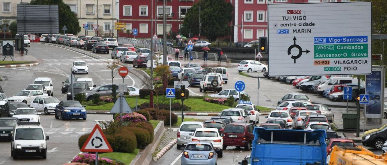 Coches en circulación en la avenida de Compostela.