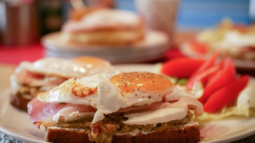 Así de sencillo es hacer la receta viral del momento: un delicioso desayuno de huevo y queso feta