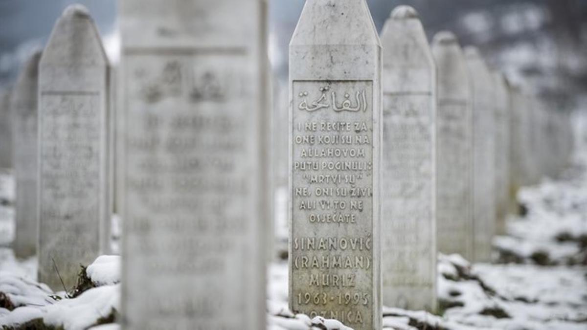 Tumba de Muriz Sinanovic (1963-1995), uno de los 8.000 musulmanes asesinados en Srebrenica, en el cementerio-memorial de Potocari, en las afueras de Srebrenica, el 7 de marzo.