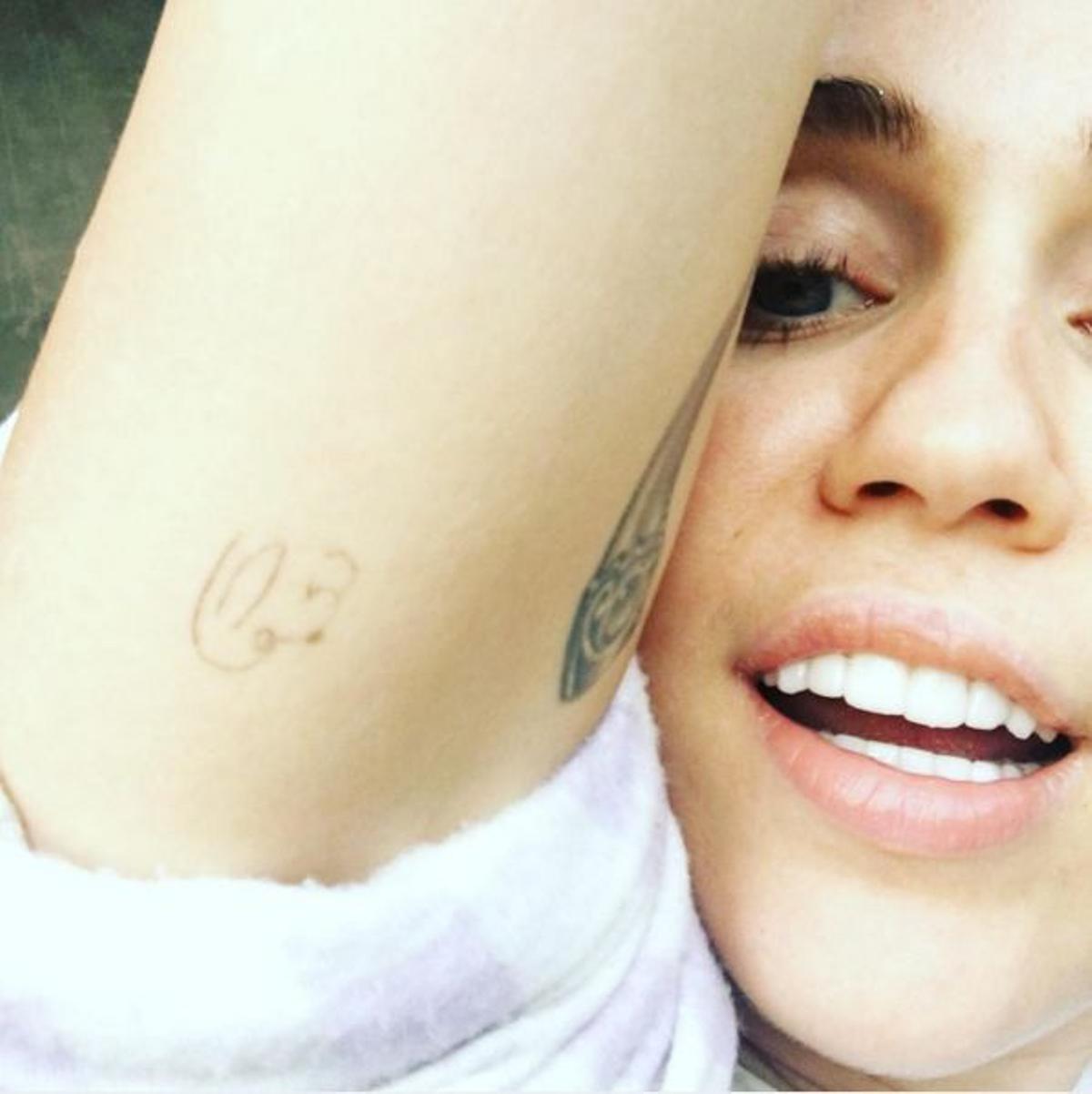 ¿Un garabato? No, Miley Cyrus lleva la silueta de un perro tatuada