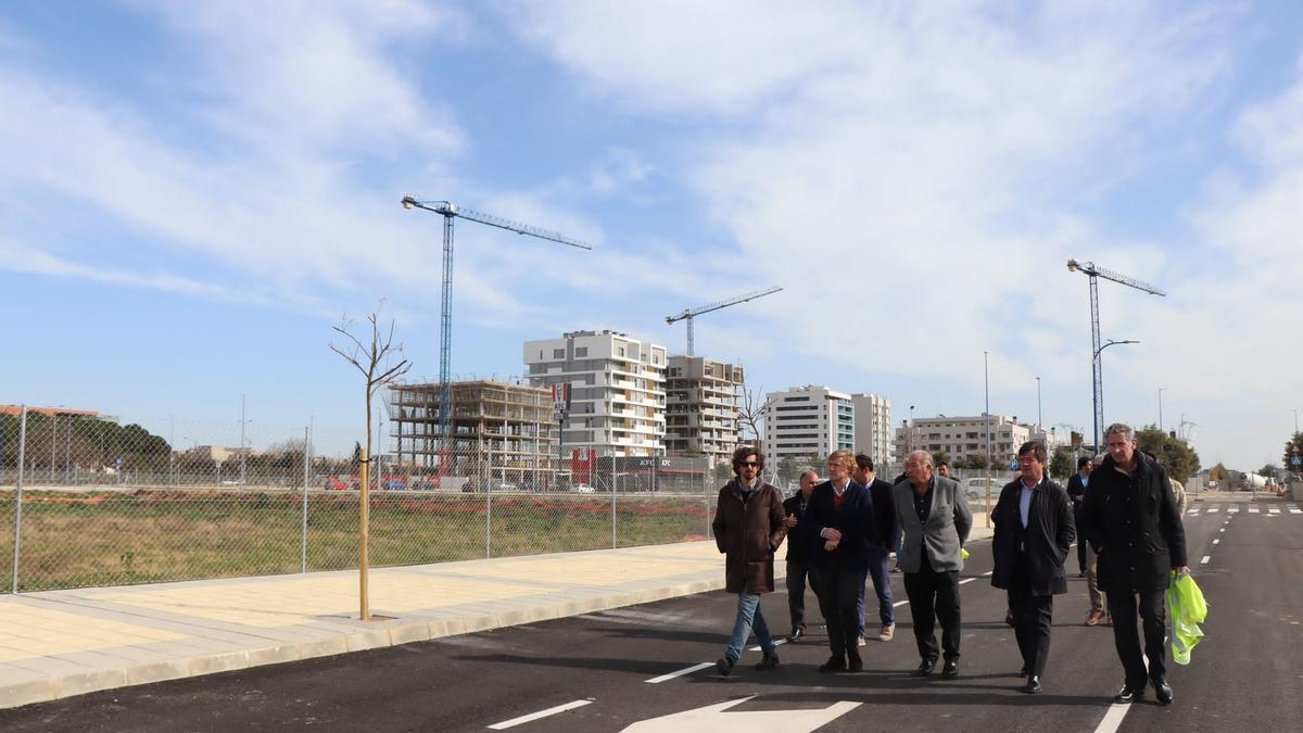 El alcalde de Badajoz, el concejal de Urbanismo y miembros de la Agrupación de Interés Urbanístico, este viernes en la visita a las obras de urbanización del sector que desarrolla en la avenida de Elvas.