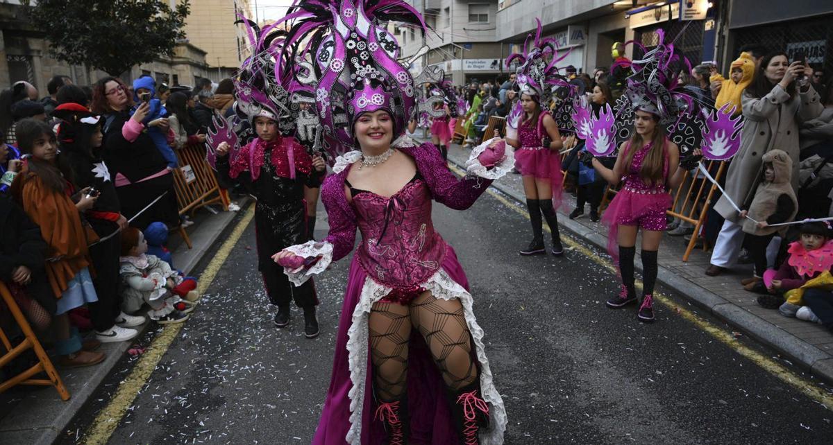 El buen humor y el ritmo volvió a definir la comitiva. | RAFA VÁZQUEZ