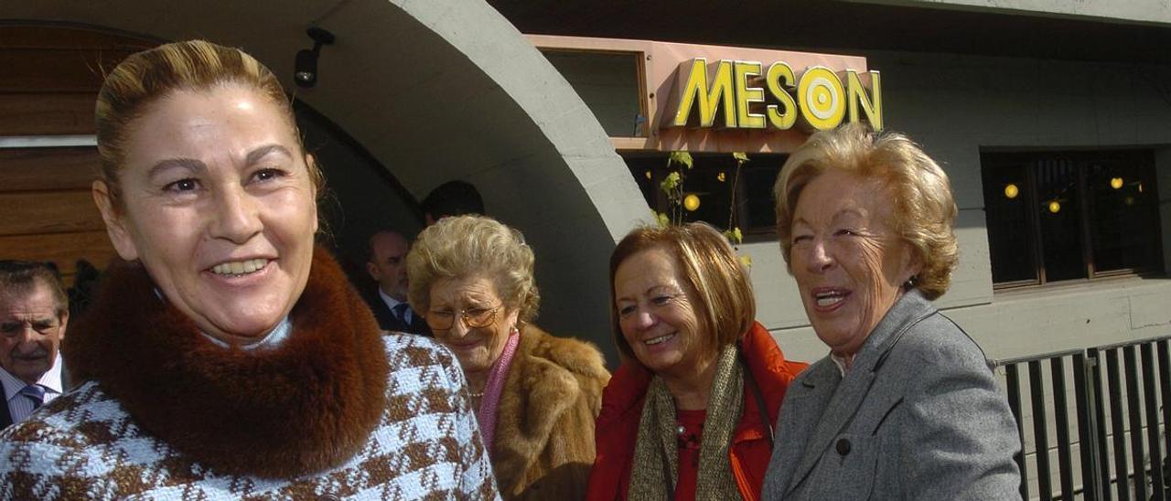 María Teresa Álvarez y Menchu Álvarez del Valle, con amigas.