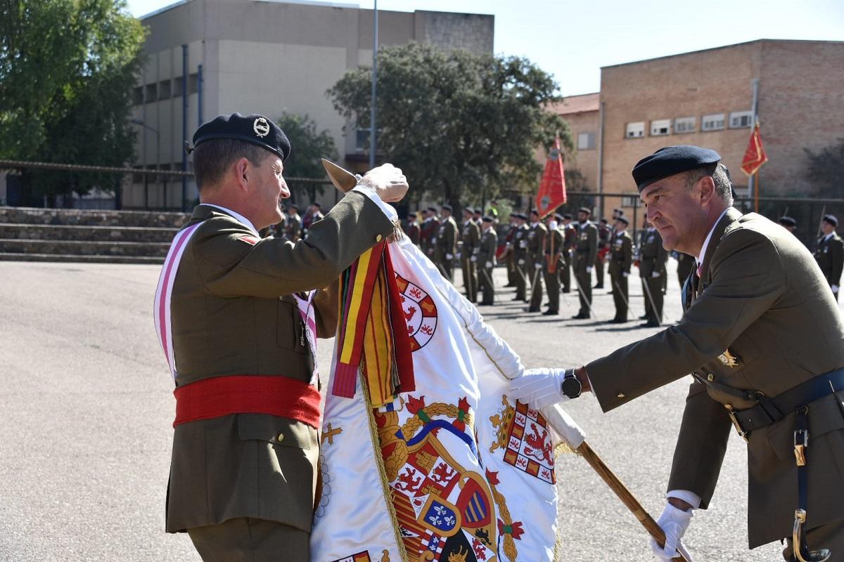El general Olazábal Elorz impone la corbata conmemorativa de la operación Balmis al guion del Regimiento Córdoba 10