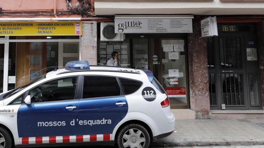 Un vehículo de los Mossos, en el lugar de los hechos.