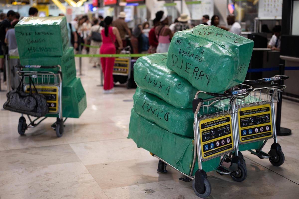 Varias maletas preparadas para su facturación en el aeropuerto Adolfo Suárez Madrid-Barajas.