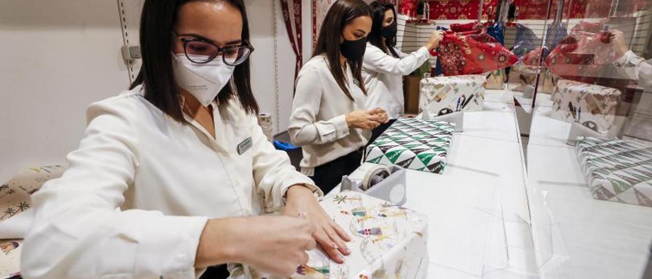 Empaquetadoras envolviendo regalos en El Corte Inglés.