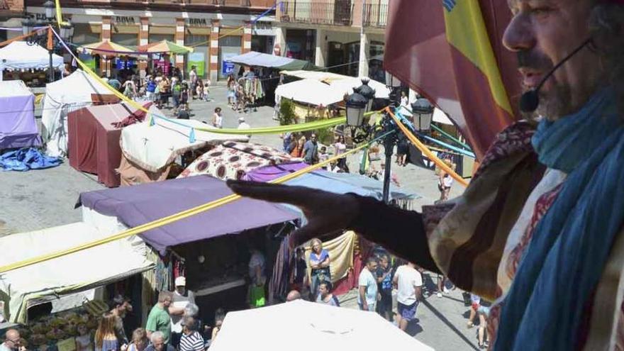 El pregonero, Crispín d´Olot, se dirige al público de la Plaza Mayor desde el balcón del Ayuntamiento.