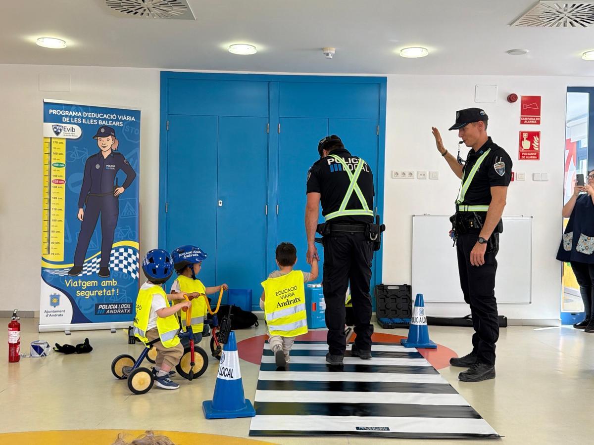 Agentes de la Policía Local de Andratx realizan una jornada de educación vial en la Escoleta Municipal Sol d’Andratx
