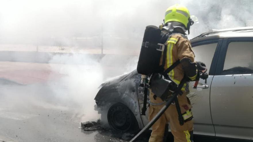 Incendio de un coche que circulaba por la calle Jávea