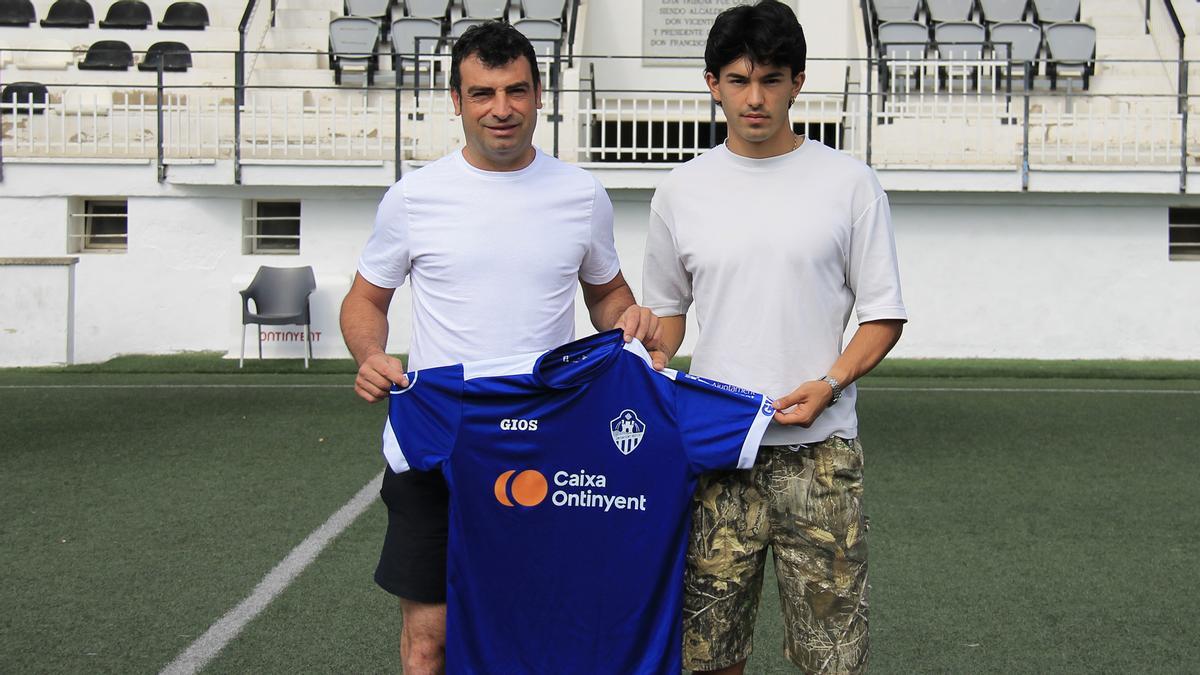 Iván García, a la derecha, con la camiseta del Ontinyent 1931 tras su fichaje.