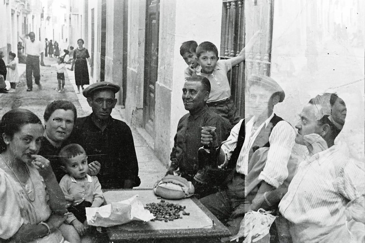 Julia Múñoz Ruiz, primera por la izquierda, comiendo en la calle con otras personas en València.