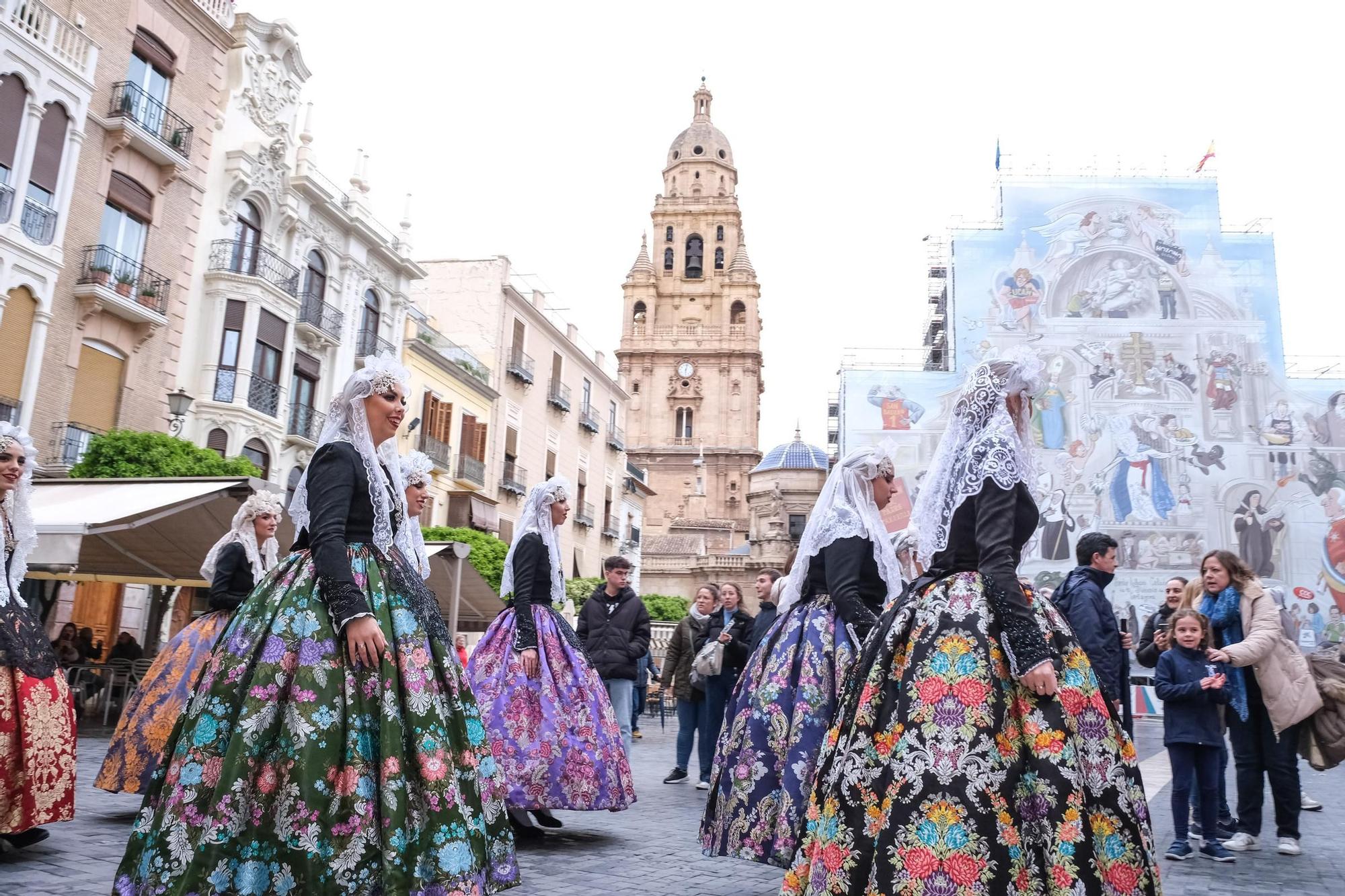 Así ha sido el desfile por las calles de Murcia de las candidatas a Bellea del Foc