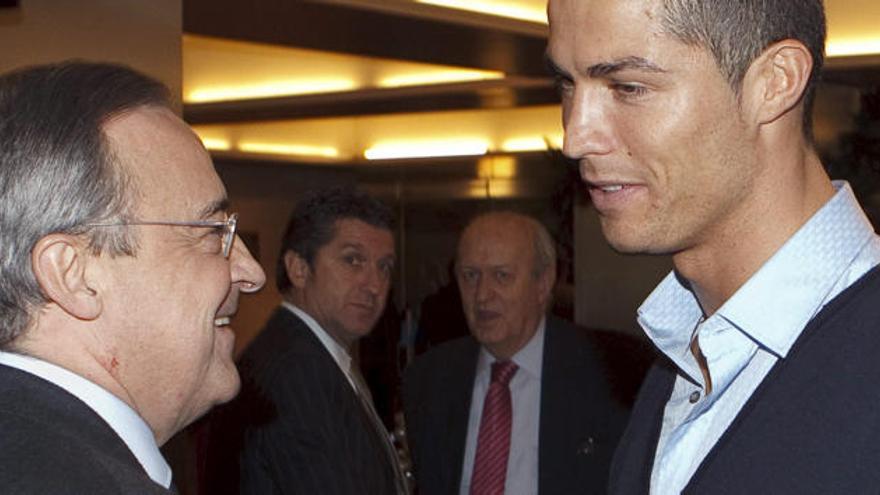 Florentino departiendo con el luso.