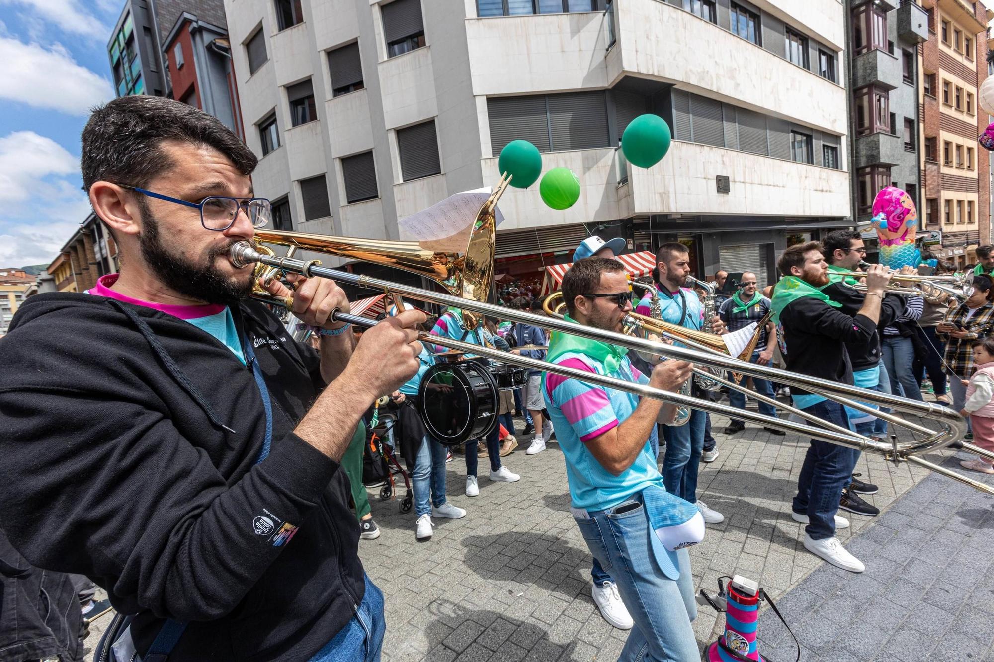 EN IMÁGENES: El buen tiempo y el oviedismo maridan una preba de la sidra multitudinaria en Gascona