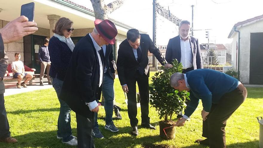 El conselleiro plantó una camelia en el jardín del albergue