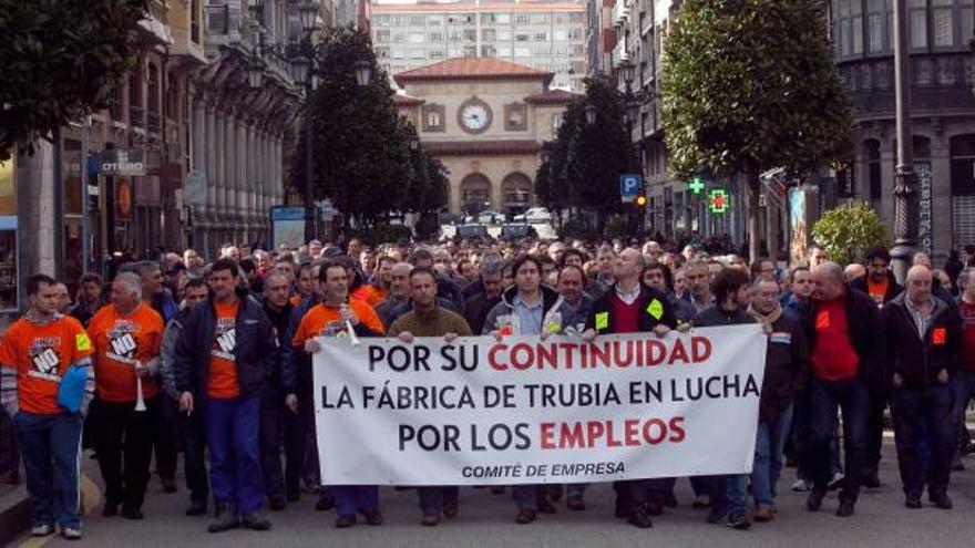 Los obreros de Trubia, ayer, en Oviedo, durante una manifestación hasta la Junta.