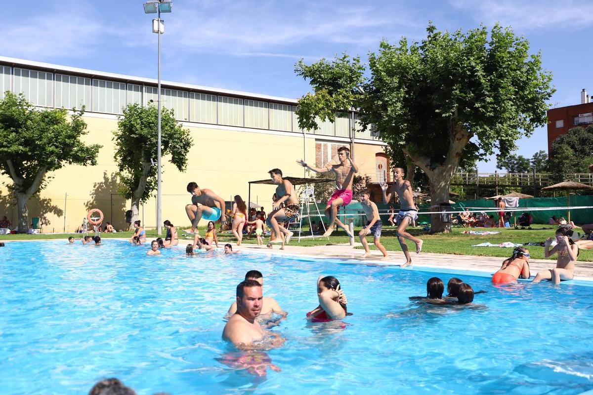 Ambiente en la piscina de la Fuensanta.