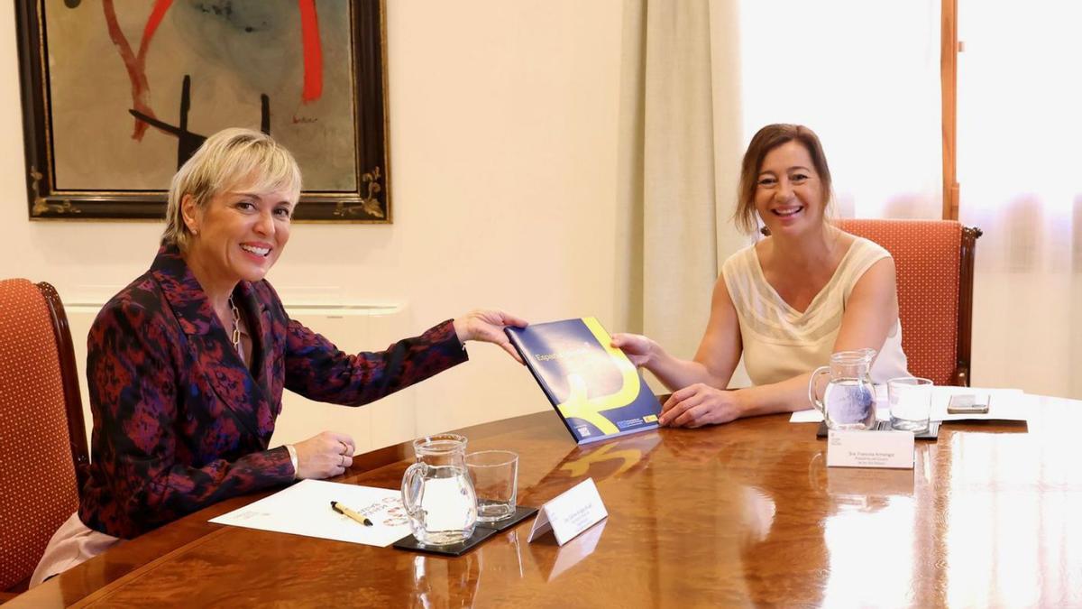 Carme Artigas y Francina Armengol, ayer en la reunión en el Consolat de Mar. |