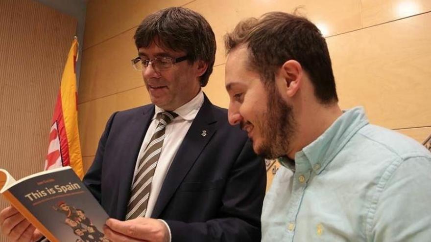 El periodista condemnat, xerrant amb el president de la Generalitat.