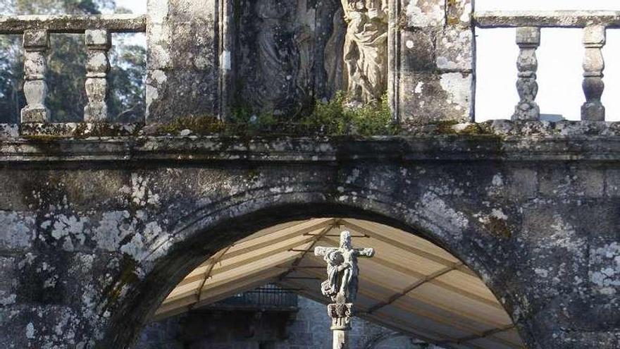 Rajoy y José Benito Suárez en el monasterio de Armenteira. // Efe