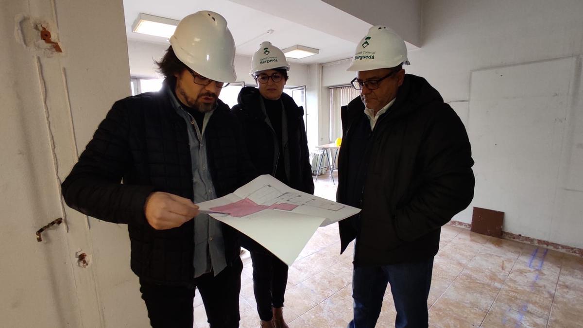 Visita d'obres al nou local, per part del president del Consell, Josep Lara (dreta), i la consellera comarcal d’Atenció a les Persones, Anna Maria Serra