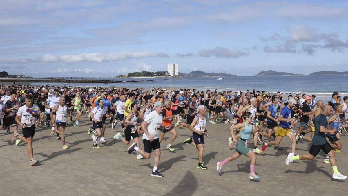 Imagen de la salida de la carrera ayer en Samil. | ALBA VILLAR