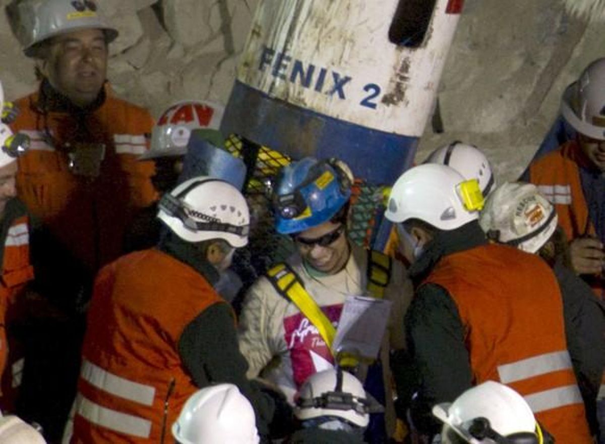 El miner més jove, Jimmy Sánchez, de 19 anys, deixa la càpsula Fénix 2, que l’ha pujat a la superfície després de ser el cinquè miner rescatat del jaciment San José.