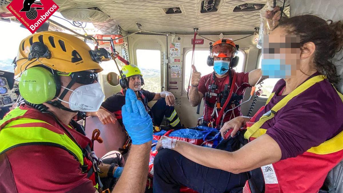 Rescatan en el helicóptero a una mujer tras fracturarse una pierna haciendo senderismo en Facega