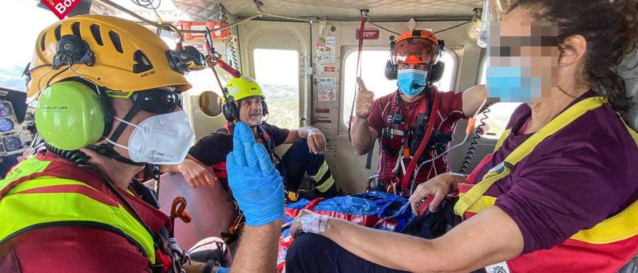Rescatan en el helicóptero a una mujer tras fracturarse una pierna haciendo senderismo en Facega