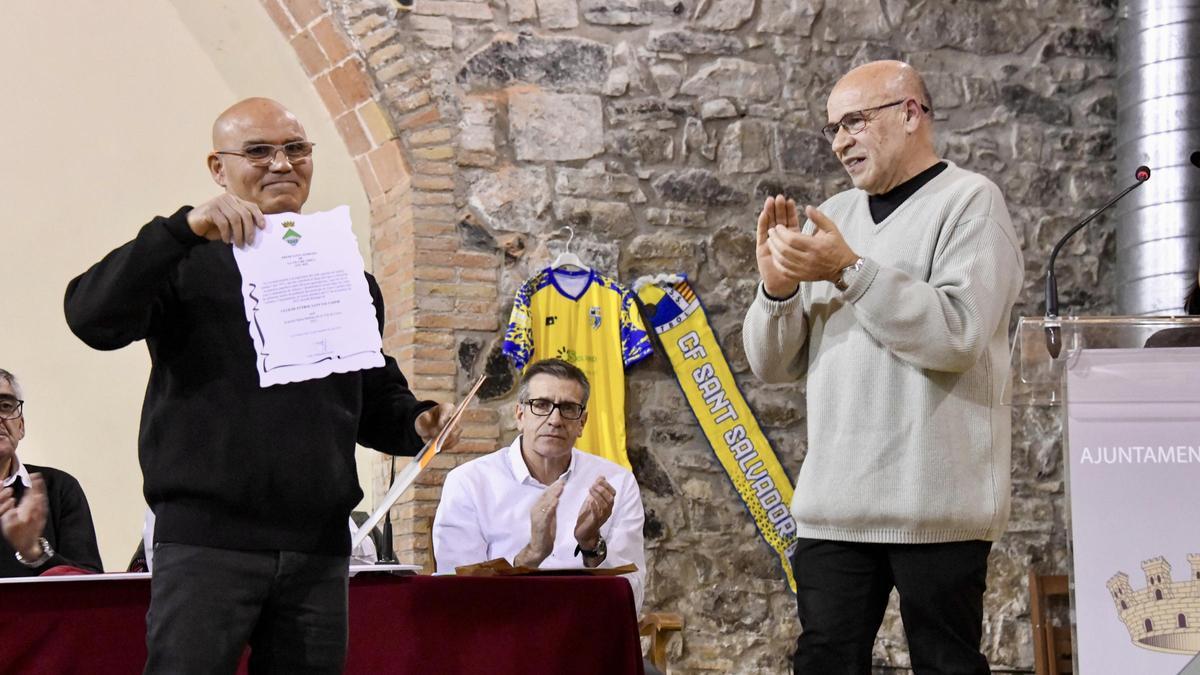 L'alcalde de Cercs, Urbici Malagarriga (dreta), en el lliurament del premi Santa Bàrbara