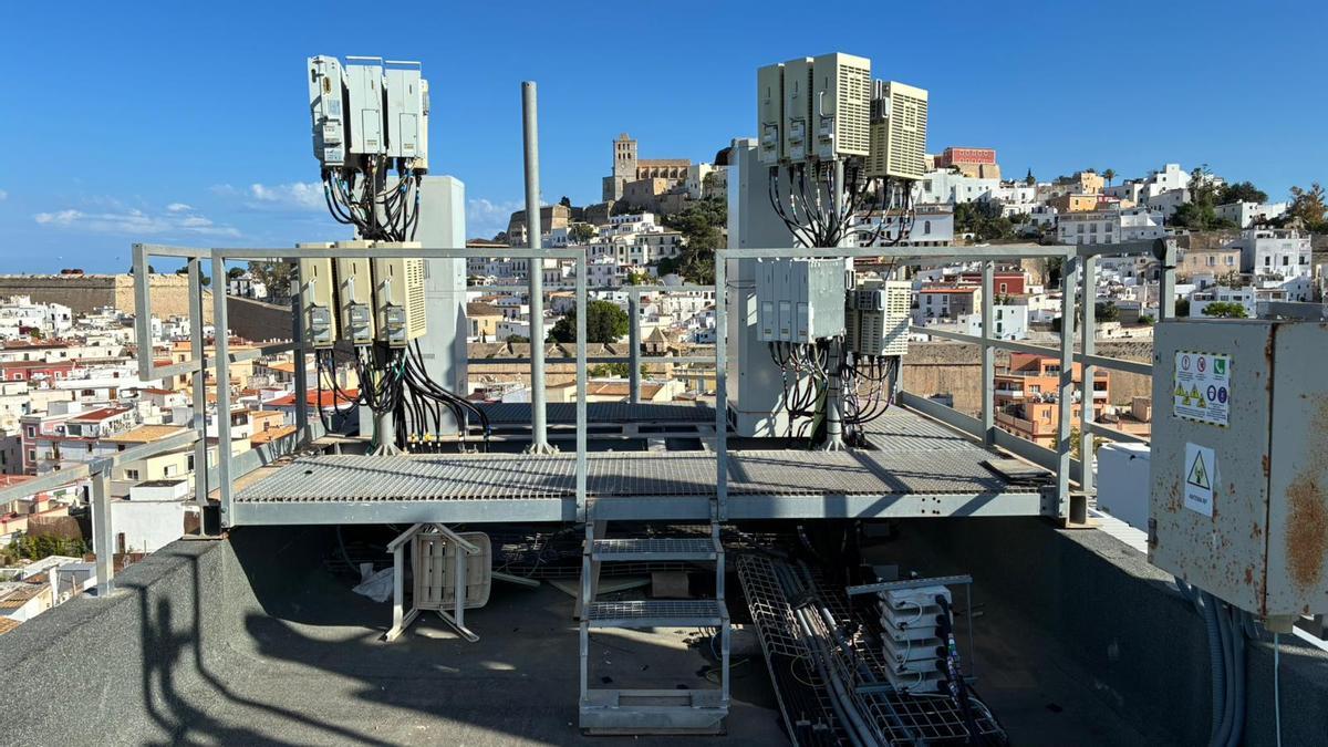 Antenas sobre la azotea del edificio, con Dalt Vila al fondo.