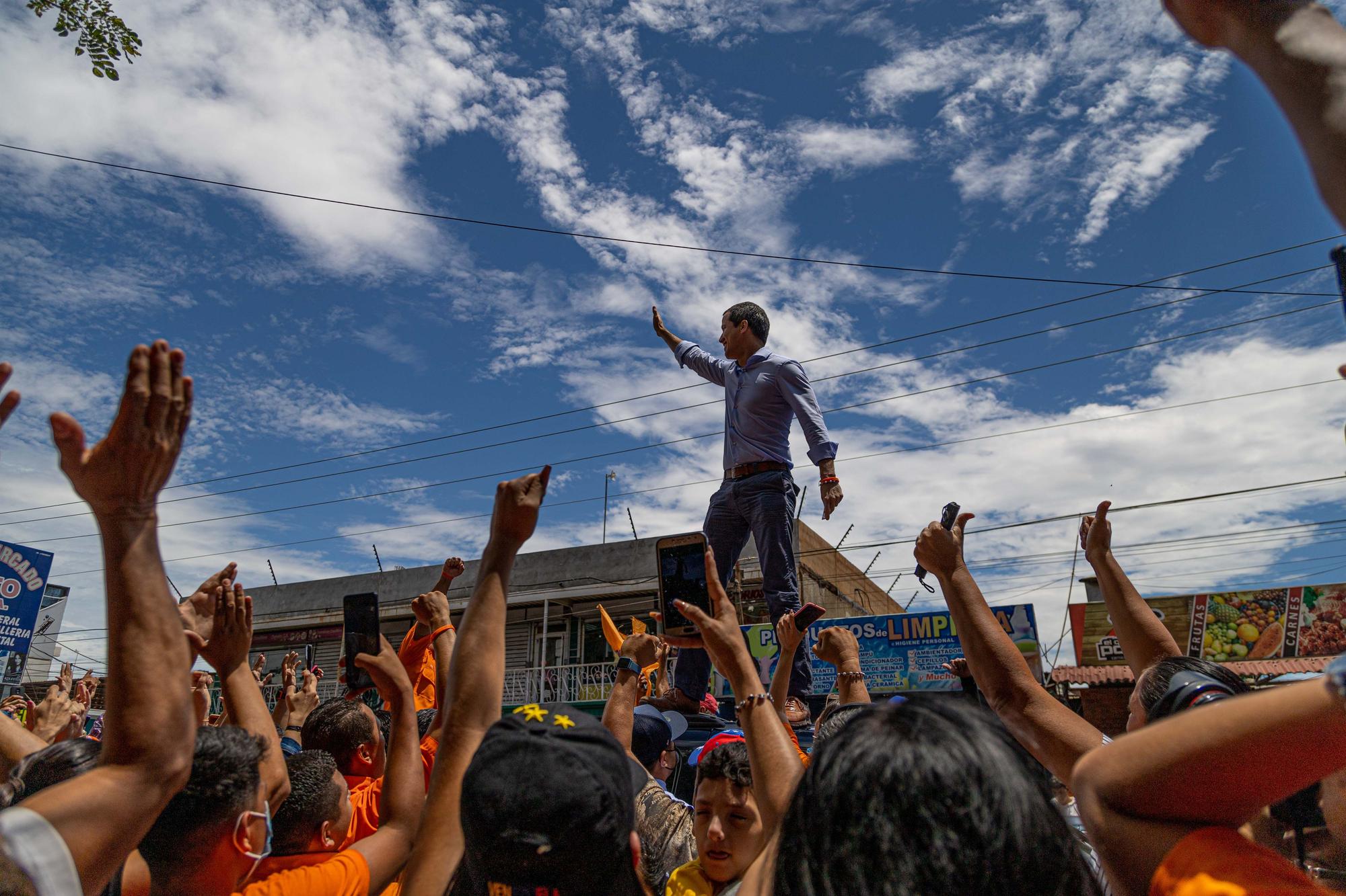 El líder opositor venezolano Juan Guaidó saluda a sus seguidores durante una concentración opositora en Maracaibo, estado Zulia (Venezuela) en junio de 2022.