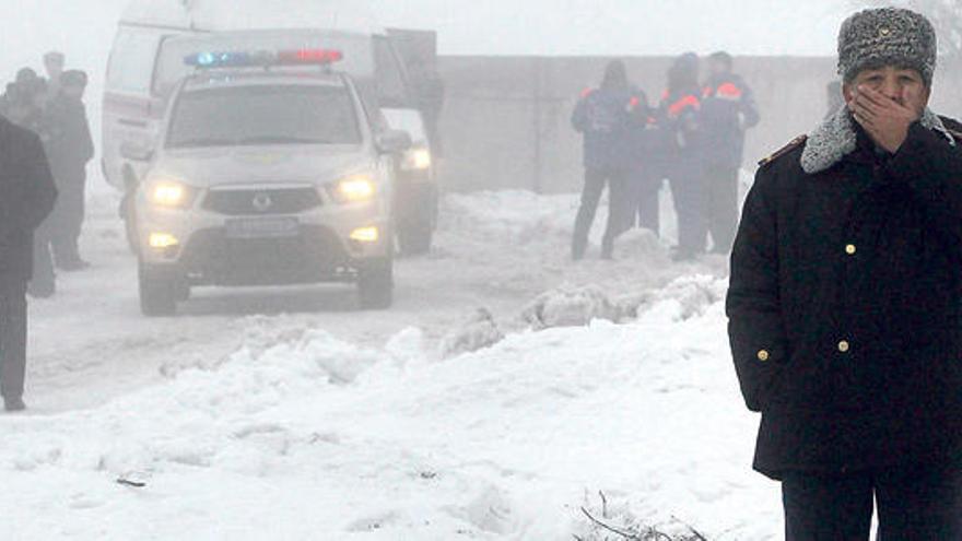 Mueren 21 personas al estrellarse un avión de pasajeros en Kazajistán