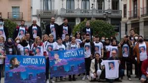 Familiares y amigos de David Jódar se manifiestan delante de la Audiencia el primer día del juicio.