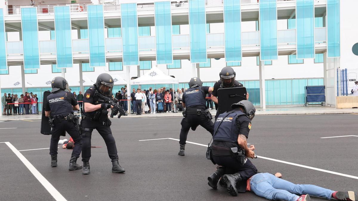 Así ha sido el impresionante simulacro de la Policía Nacional y la Armada en la terminal de cruceros de Alicante