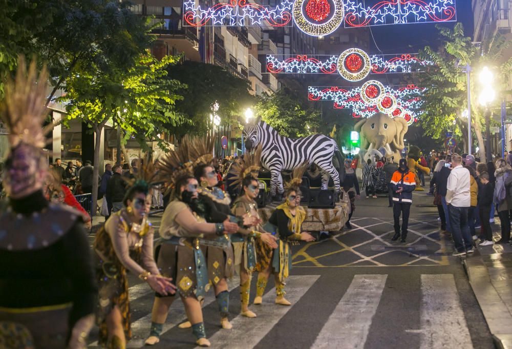 Los carteros reales recogen las misivas de los niños en Alicante