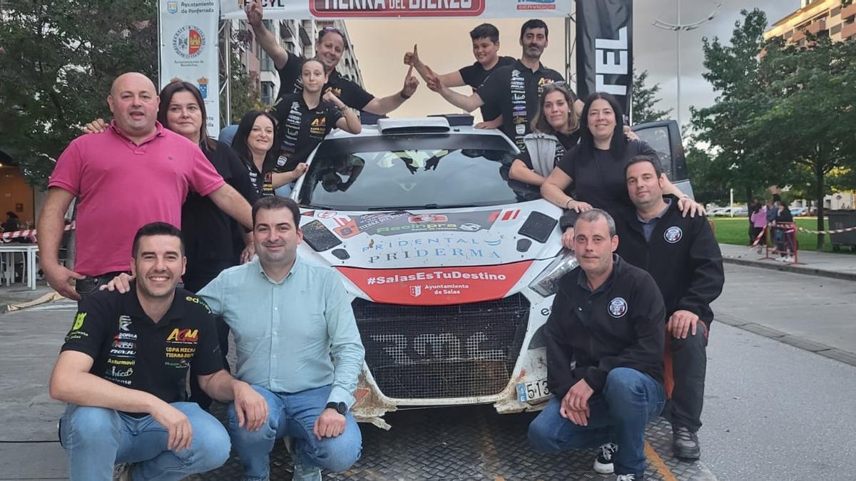 Los ganadores juntos a amigos y familia de la Copa Micra-Tierra posan con el alcalde de Salas y el Nissan Micra N5 en El Bierzo
