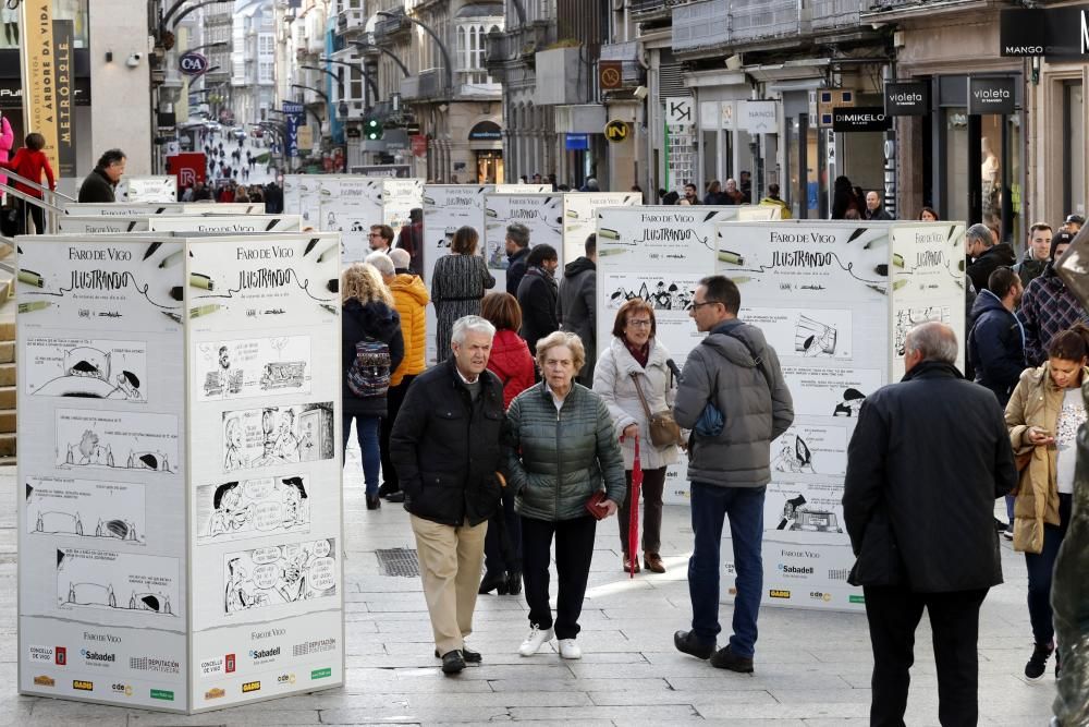 Viandantes disfrutan de la exposición