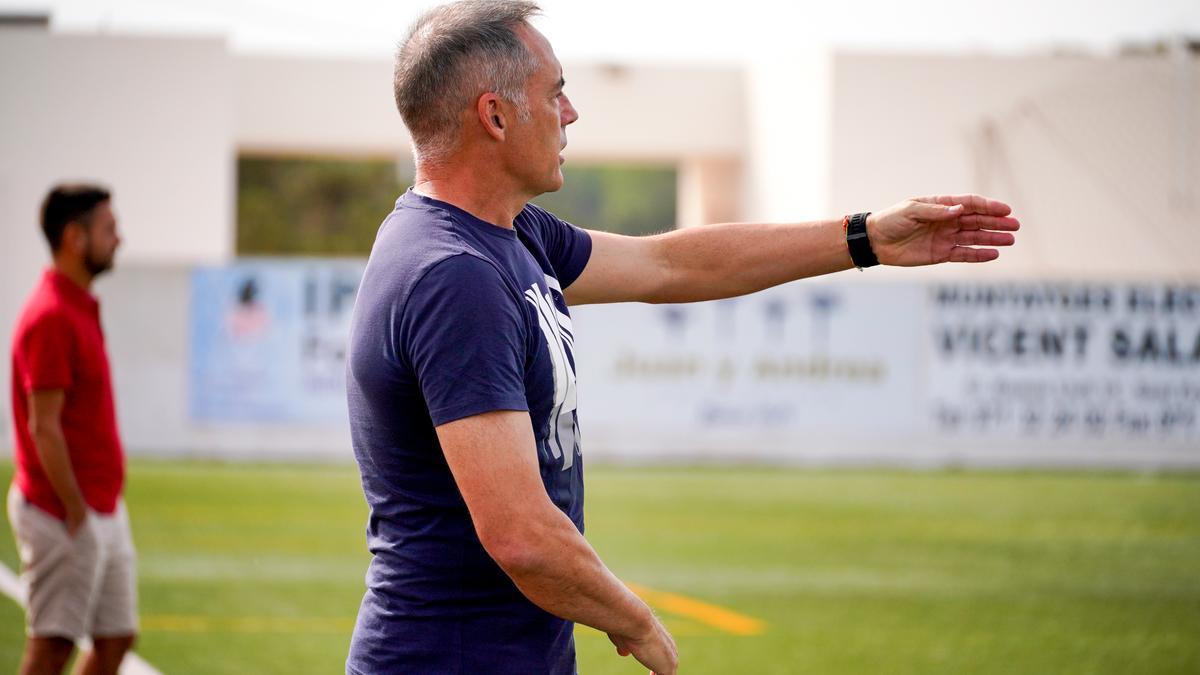 Ángel Rodríguez da instrucciones a los futbolistas del Hércules en el campo del Formentera.