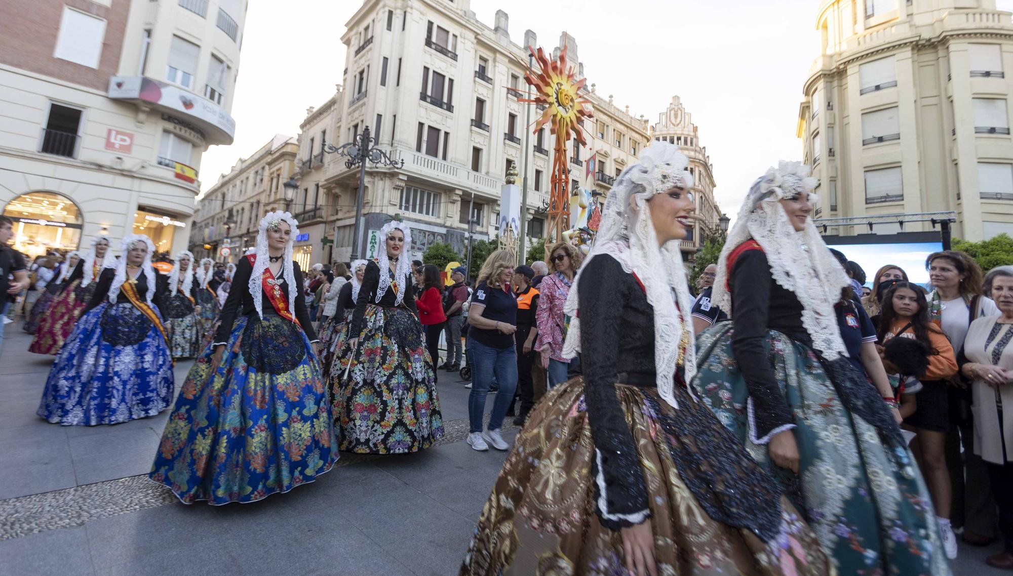 Pasacalles de las bellezas  y cremà Hogueras de Sant Joan en Córdoba