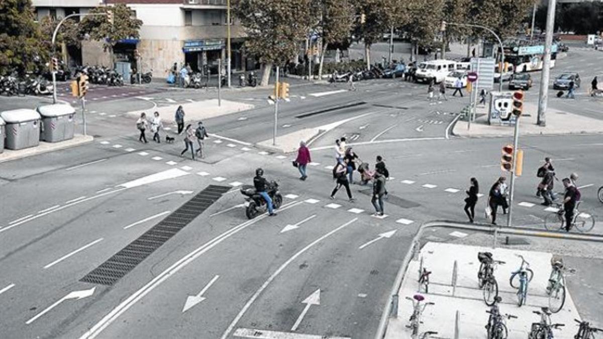 Movilidad desestructurada 8 Orden confuso de carriles para coches y de pasos de peatones en la plaza de los Països Catalans, ayer.