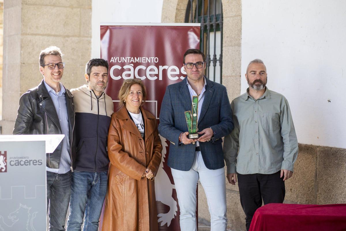 Galería | Robe, con tres nominaciones, gran protagonista de la primera edición de los premios de música 'Ciudad de Cáceres' Galería | Robe, con tres nominaciones, gran protagonista de la primera edición de los premios de música 'Ciudad de Cáceres'