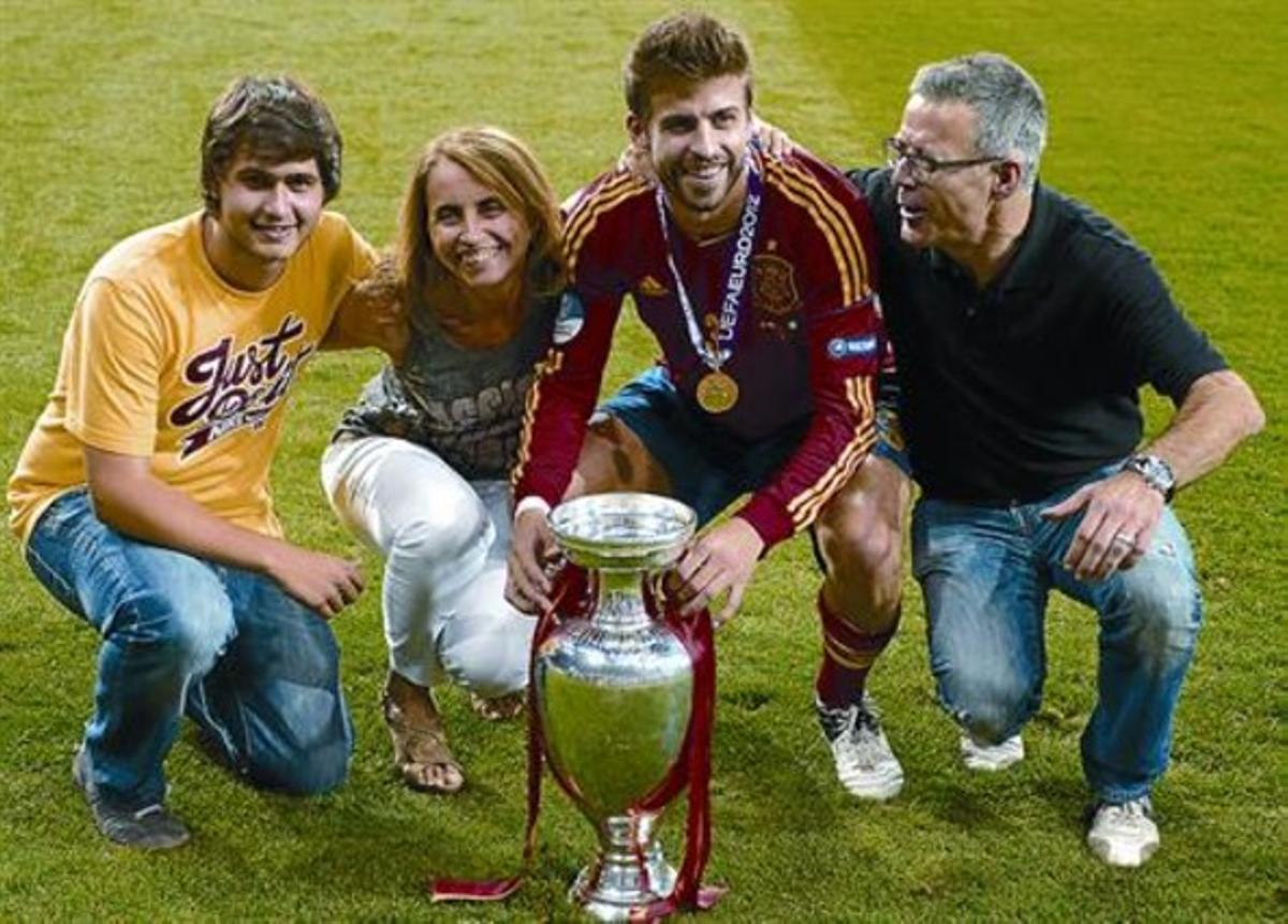 A falta de Shakira, Piqué es va fotografiar amb els seus pares, Joan i Montserrat, i el seu germà Marc. A falta de Shakira, Piqué es va fotografiar amb els seus pares, Joan i Montserrat, i el seu germà Marc.