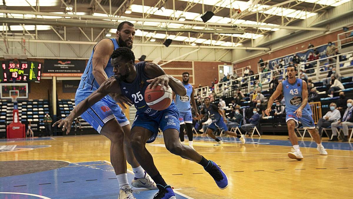 Norelia, con el balón ante Larsen, en el Liberbank Oviedo Baloncesto-Breogán disputado en Pumarín. | Miki López