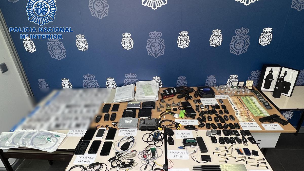 Efectos intervenidos por la Policía Nacional de Alicante a la banda de ladrones de coches.