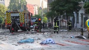 Bomberos  trabajan en un edificio residencial después de que fuera alcanzado por un dron ruso en Kyiv.